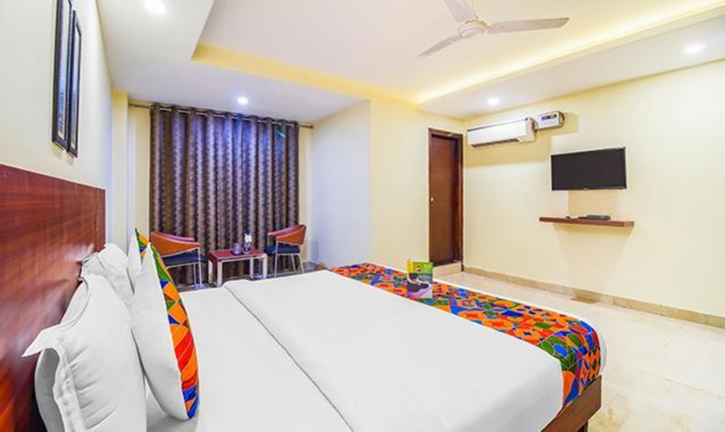 Egyptian cotton sheets, premium bedding, in-room safe, free WiFi