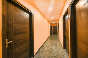 Lobby - FabHotel Royal Discovery (New Delhi)