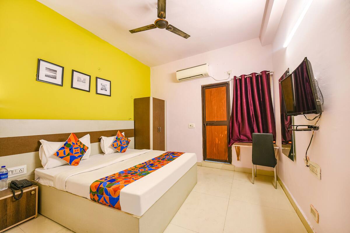 Egyptian cotton sheets, premium bedding, in-room safe, WiFi (free)