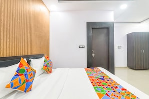 Egyptian cotton sheets, premium bedding, in-room safe, free WiFi - Fabhotel Paras (Lucknow)