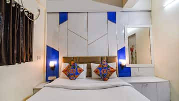 Deluxe Room | Egyptian cotton sheets, premium bedding, in-room safe