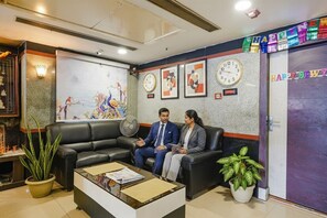 Lobby sitting area - Fabhotel Golden Way (Vijayawada)