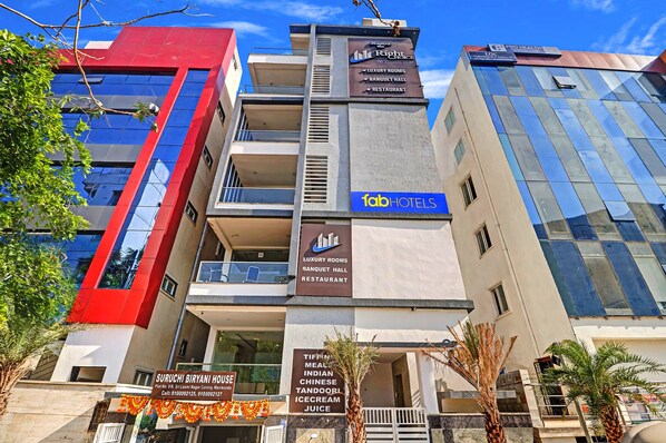 A multi-story building with signs for 'fabHOTELS' and 'Suruchi Biryani House' indicating luxury rooms, banquet hall, and restaurant. - Fabhotel Hamsa The Right Choice (Hyderabad)
