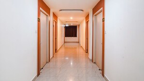 Corredor de hotel com portas numeradas 201 e 206, dando acesso aos quartos.