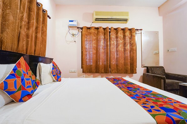 Egyptian cotton sheets, premium bedding, in-room safe, free WiFi - Fabexpress Earth (Chennai)