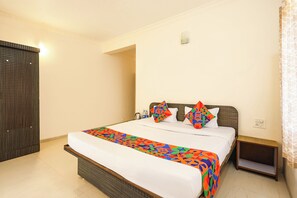 Egyptian cotton sheets, premium bedding, in-room safe, free WiFi - FabHotel Sharvi Mahabaleshwar (Mahabaleshwar)