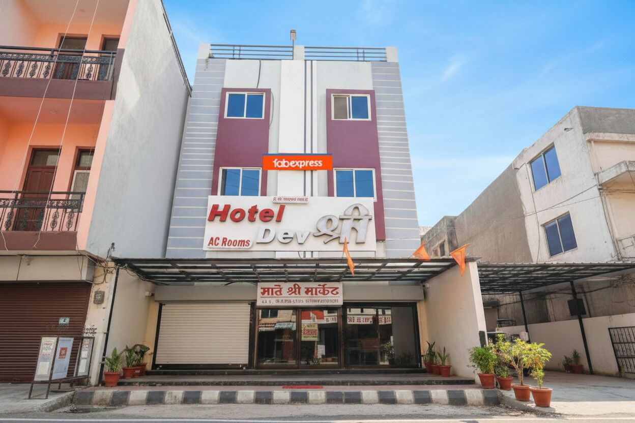 Een hotel met een bord waarop 'Hotel Dev' staat.