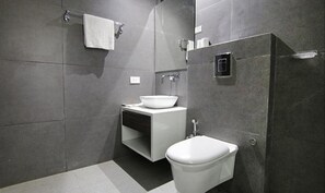 Deluxe-Zimmer | Badezimmer | Dusche, Regendusche, kostenlose Toilettenartikel, Handtücher