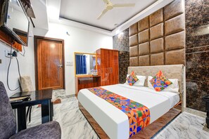 Egyptian cotton sheets, premium bedding, in-room safe, free WiFi - Fabhotel Ice Berg (Dehradun)