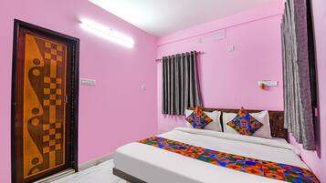 Egyptian cotton sheets, premium bedding, in-room safe, free WiFi