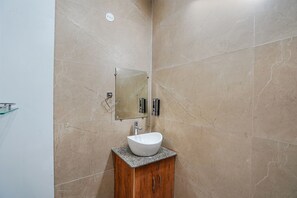 Shower, rainfall showerhead, free toiletries, towels