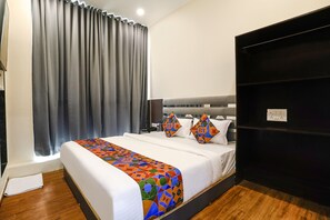 Egyptian cotton sheets, premium bedding, in-room safe, free WiFi - Fabhotel Freedom International (Mumbai)