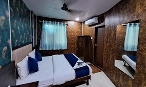 Egyptian cotton sheets, premium bedding, in-room safe, free WiFi - Fabexpress Ashirwad Residency (Mumbai)