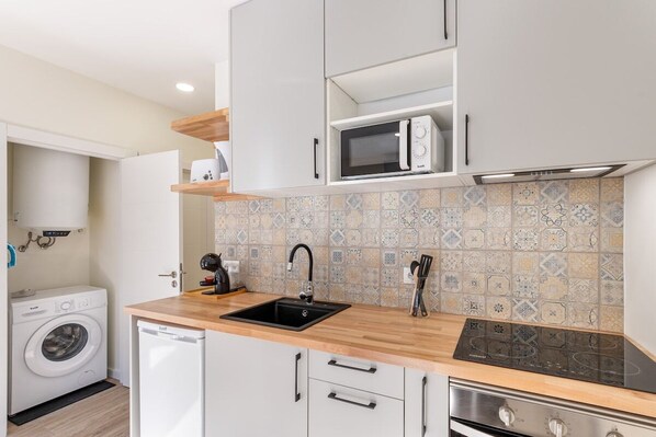 Coffee/tea maker, fridge, microwave, oven