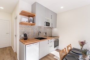 Coffee/tea maker, fridge, microwave, oven
