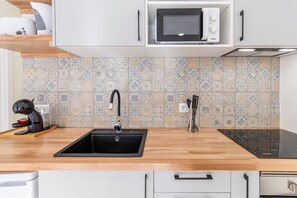 Fridge, microwave, oven, coffee/tea maker - Campo das Hortas Apartments B - Sé Apartamentos (Braga)