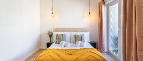 Iron/ironing board, free WiFi, bed sheets