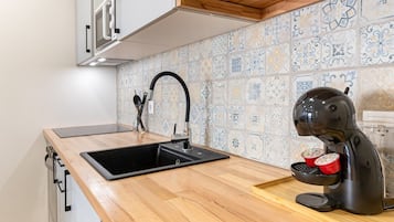 Coffee/tea maker, fridge, microwave, oven