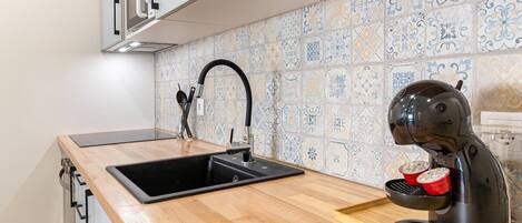 Coffee/tea maker, fridge, microwave, oven