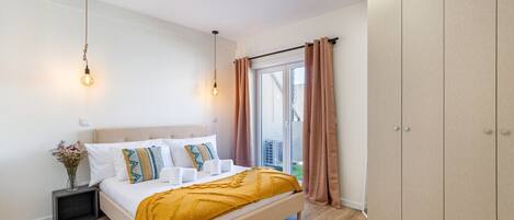 Iron/ironing board, Internet, bed sheets