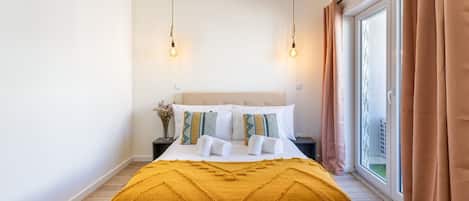 Iron/ironing board, Internet, bed sheets