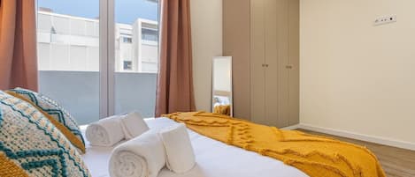 Iron/ironing board, internet, bed sheets