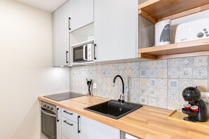 Kühlschrank, Mikrowelle, Ofen, Wasserkocher mit Kaffee-/Teezubehör