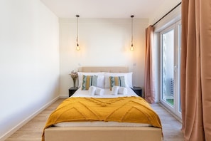 Tabla de planchar con plancha, internet y ropa de cama