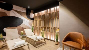 Ein moderner Wellnessraum mit zwei Liegestühlen, einer Holzwand und einem großen Fenster.