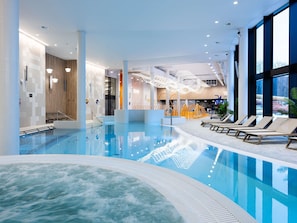 2 Innenpools, geöffnet von 08:00 Uhr bis 22:00 Uhr, Liegestühle