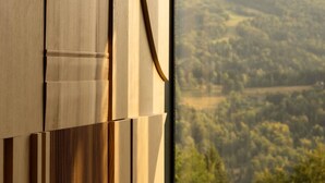 Une vue à travers une fenêtre ornée d’un motif en bois.