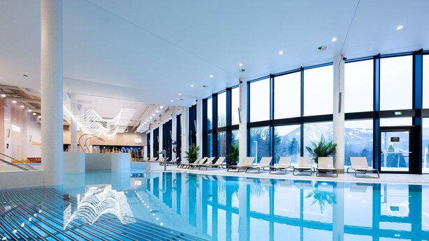2 piscines couvertes, chaises longues, maîtres-nageurs sur place