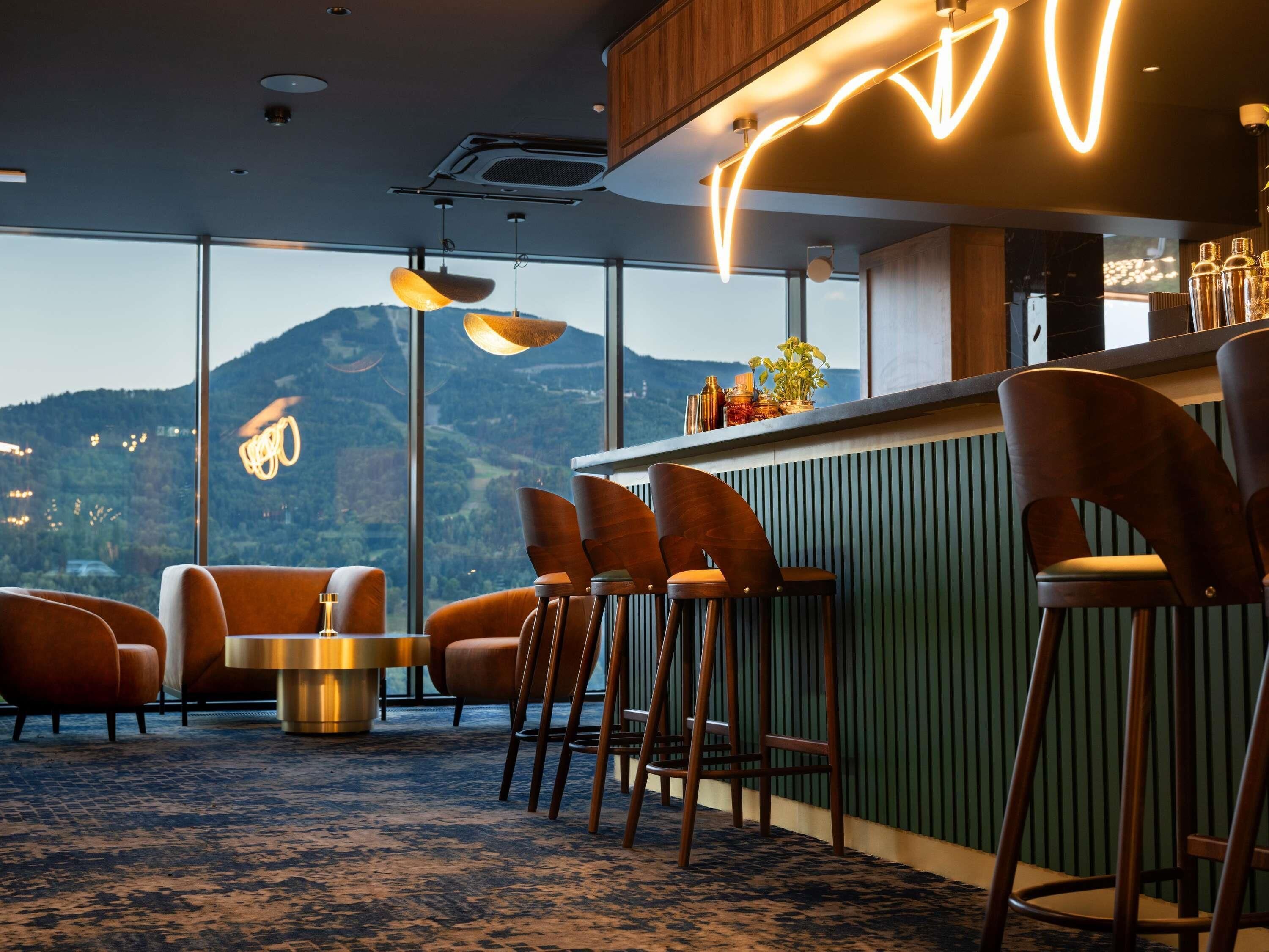 3 bars/lounges