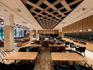 Ein modernes Restaurant mit kariertem Himmel, Holzwandverkleidung und einer Speiseausgabe.