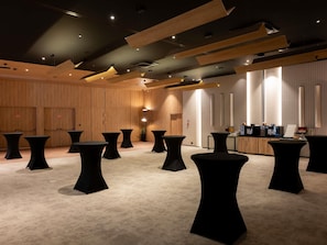 A modern conference room with black tables, wooden panel walls, and a coffee station. - Mercure Szczyrk Resort (Szczyrk)