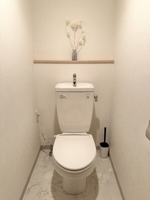 Haartrockner, Handtücher, Seife, Toilettenpapier