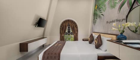 Une chambre d’hôtel moderne avec un grand lit, un téléviseur fixé au mur, un banc et une fresque décorative.