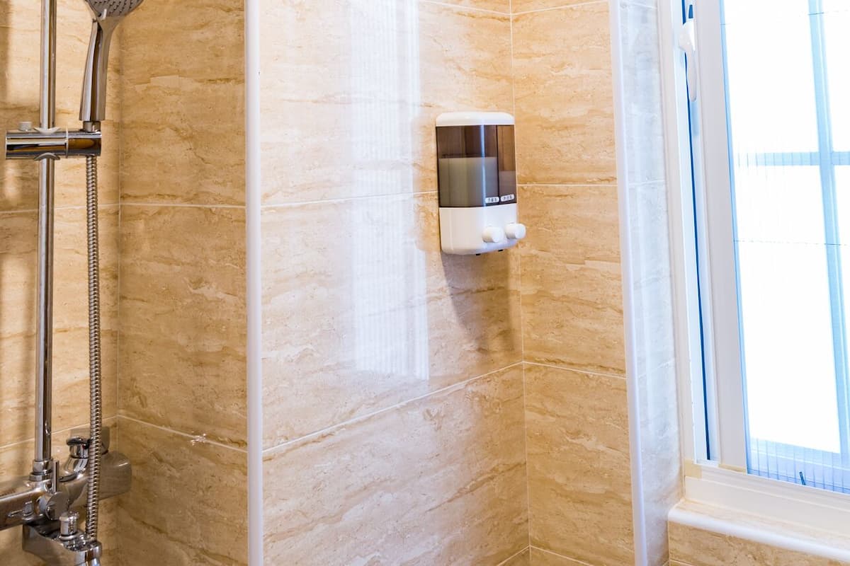 Design Dört Kişilik Oda | Banyo | Ücretsiz banyo/kozmetik ürünleri, saç kurutma makinesi, terlik