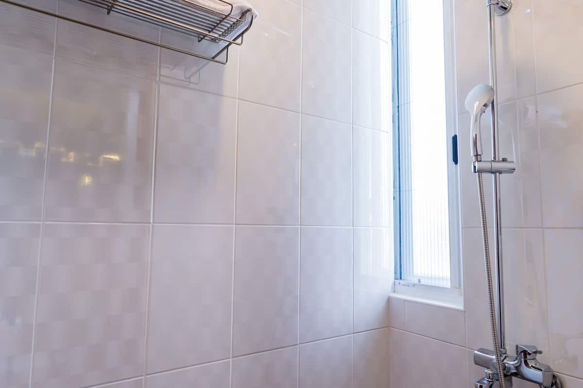 Gallery Dört Kişilik Oda | Banyo | Ücretsiz banyo/kozmetik ürünleri, saç kurutma makinesi, terlik