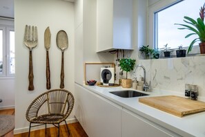 Køleskab, mikrobølgeovn, ovn, kogeplade