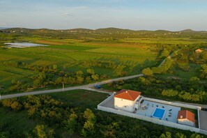 Exterior - Amazing new villa, rural getaway, pet friendly (Polaca)