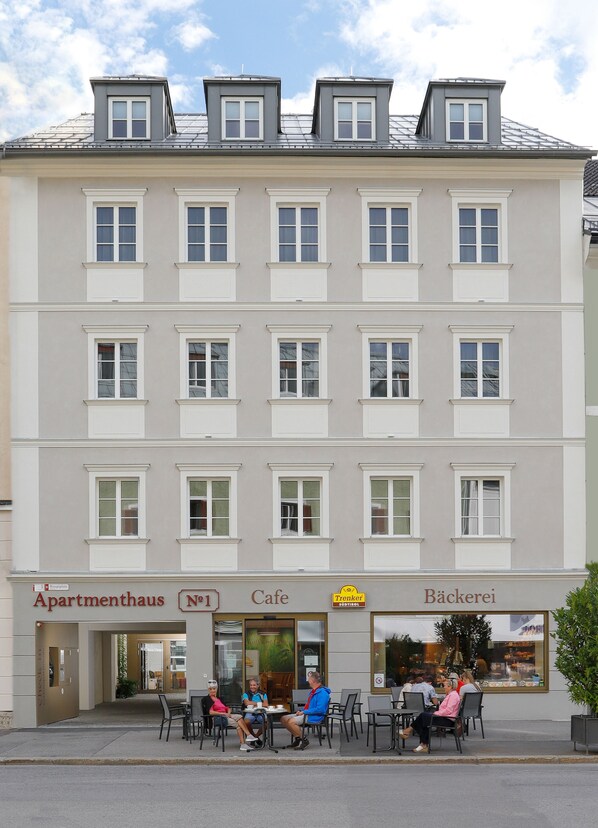 A multi-story building with a cafe and a bakery on the ground floor. - Apartmenthaus Nr. 1 (Lienz)