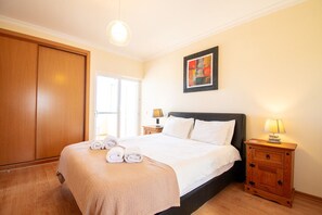 2 chambres, coffres-forts dans les chambres, fer et planche à repasser