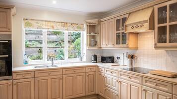 Jääkaappi, astianpesukone, vedenkeitin, leivänpaahdin