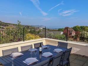 تناول الطعام بالخارج