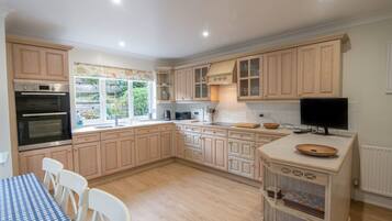 Jääkaappi, astianpesukone, vedenkeitin, leivänpaahdin