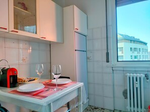 Jääkaappi, uuni, liesi, kahvin-/teenkeitin