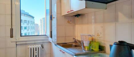 Fridge, oven, stovetop, coffee/tea maker