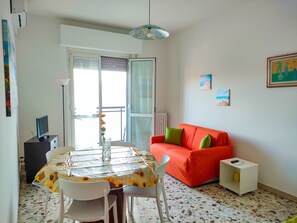 Smart TV, fireplace, books - (Casa Zenit) 3 minutes metro • 20 minutes Duomo di Milano (Sesto San Giovanni)