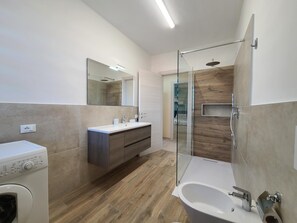 シャワー、ヘアドライヤー、ビデ、石鹸